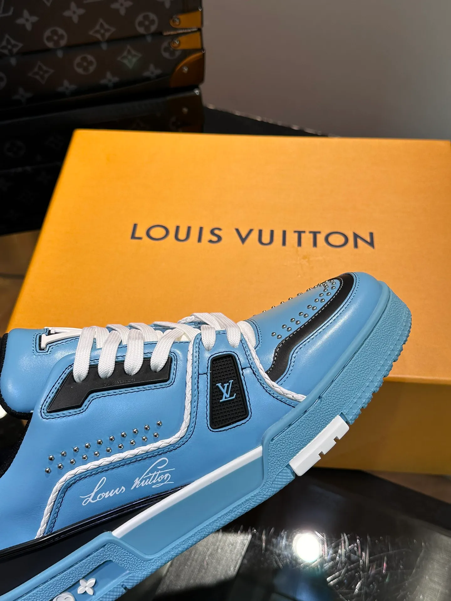 LV P840 men's sneakers, new colors, this LV Trainer sneaker is made of grained calf leather in colorful tones, with rivet decoration on the upper and handwritten Louis Vuitton logo on the side, which contrasts with the western-style Vuitton logo on the rear. The original construction was designed by Virgil Abloh and is inspired by vintage basketball shoes. Continuing the complex upper, the rubber-injected rubber outsole continues the iconic elements, with LV letters on the tongue and sides, Vuitton logo on the rear, Monogram flowers on the outsole, handwritten Louis Vuitton logo on the side, and standard insoles to continue the comfort experience. Comes complete with original box packaging! Size: 38-46